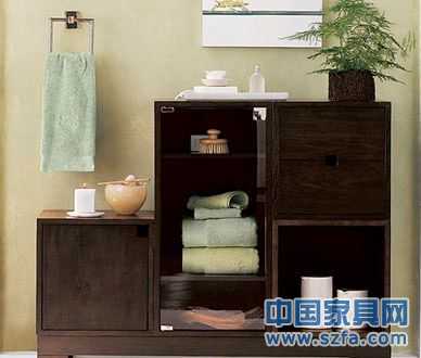 安裝浴室柜時經(jīng)常需要在箱體板上開鑿打孔,多功能封邊膠條能夠緊裹板材切割邊緣,起到較好的防水防潮作用